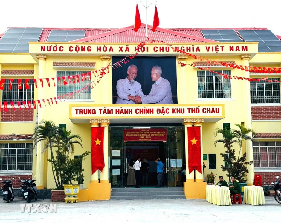 Hình ảnh cử tri đặc khu Thổ Châu đi bầu cử sớm
