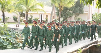 Hình ảnh cử tri đặc khu Thổ Châu, tỉnh An Giang nô nức đi bầu cử sớm