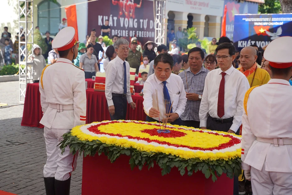 Hình ảnh xúc động trong ngày 30-4 tại đặc khu Côn Đảo Hình ảnh xúc động trong ngày 30-4 tại đặc khu Côn Đảo