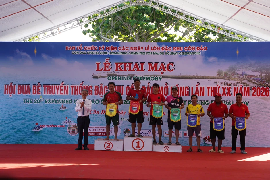 Hình ảnh xúc động trong ngày 30-4 tại đặc khu Côn Đảo Hình ảnh xúc động trong ngày 30-4 tại đặc khu Côn Đảo