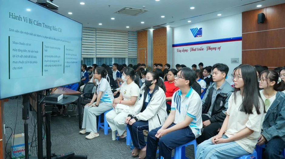 Hỗ trợ sinh viên ở ký túc xá tham gia bầu cử Hỗ trợ sinh viên ở ký túc xá tham gia bầu cử