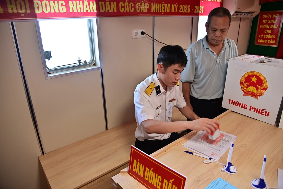 Hoàn thành bầu cử sớm ở nhà giàn DK1/9, bãi cạn Ba Kè