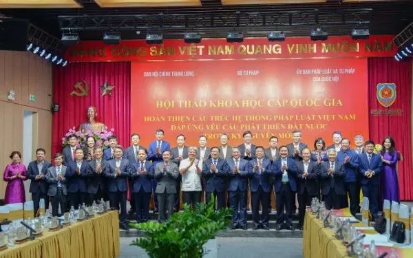 Hoàn thiện cấu trúc hệ thống pháp luật, đáp ứng yêu cầu phát triển nhanh, bền vững của đất nước Hoàn thiện cấu trúc hệ thống pháp luật, đáp ứng yêu cầu phát triển nhanh, bền vững của đất nước