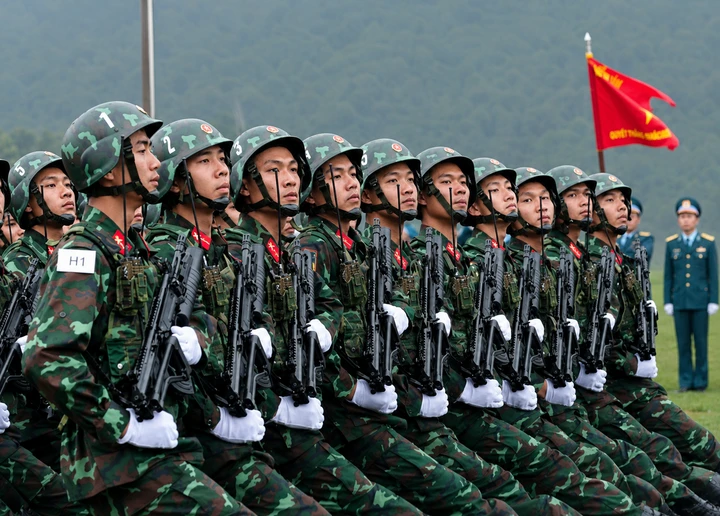 Hoàn thiện dự án Luật sửa đổi một số điều của 9 luật về quân sự, quốc phòng Hoàn thiện dự án Luật sửa đổi một số điều của 9 luật về quân sự, quốc phòng