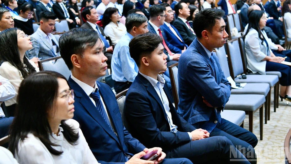 Hoàn thiện nền tảng, cải cách thực chất, kiến tạo phát triển mạnh mẽ hơn nữa Hoàn thiện nền tảng, cải cách thực chất, kiến tạo phát triển mạnh mẽ hơn nữa