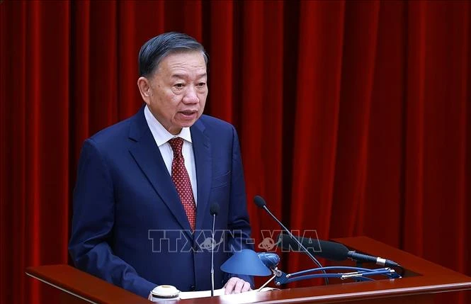 Hoàn thiện những quyết sách chiến lược cho giai đoạn phát triển mới Hoàn thiện những quyết sách chiến lược cho giai đoạn phát triển mới