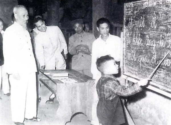 Học Bác mỗi ngày: Đổi mới giáo dục vì sự phát triển con người Học Bác mỗi ngày: Đổi mới giáo dục vì sự phát triển con người