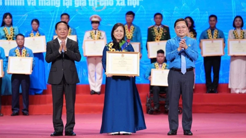 Học Bác từ làm theo, nêu gương sáng lan tỏa các giá trị tốt đẹp trong xã hội Học Bác từ làm theo, nêu gương sáng lan tỏa các giá trị tốt đẹp trong xã hội