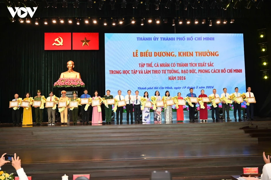 Học Bác từ những điều bình dị: Tận tâm phụng sự, lan tỏa yêu thương Học Bác từ những điều bình dị: Tận tâm phụng sự, lan tỏa yêu thương