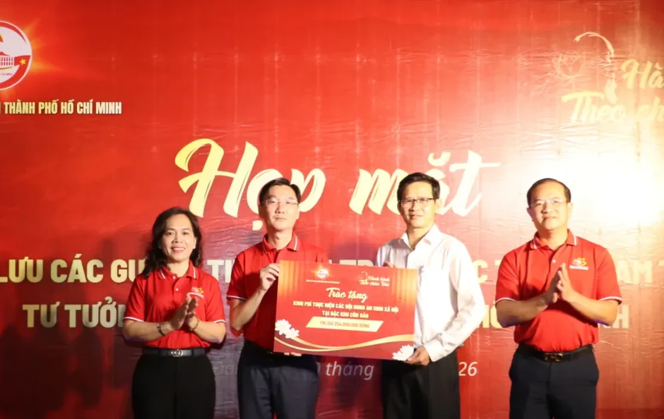 Học tập và làm theo Bác bằng những việc làm cụ thể, thiết thực Học tập và làm theo Bác bằng những việc làm cụ thể, thiết thực