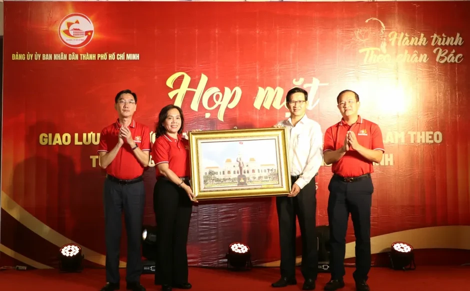 Học tập và làm theo Bác bằng những việc làm cụ thể, thiết thực Học tập và làm theo Bác bằng những việc làm cụ thể, thiết thực