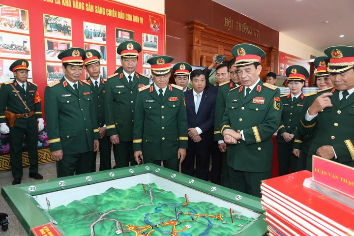 Học viện Lục quân đón nhận Huân chương Bảo vệ Tổ quốc hạng Nhất