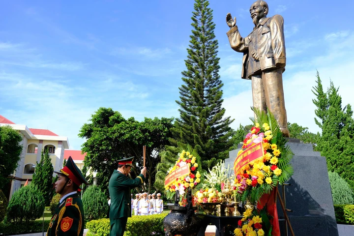 Học viện Lục quân đón nhận Huân chương Bảo vệ Tổ quốc hạng Nhất