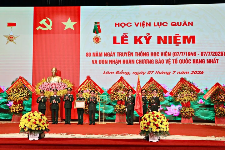 Học viện Lục quân đón nhận Huân chương Bảo vệ Tổ quốc hạng Nhất
