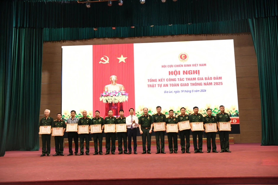 Hội Cựu chiến binh Việt Nam phát huy vai trò nòng cốt trong bảo đảm trật tự, an toàn giao thông Hội Cựu chiến binh Việt Nam phát huy vai trò nòng cốt trong bảo đảm trật tự, an toàn giao thông