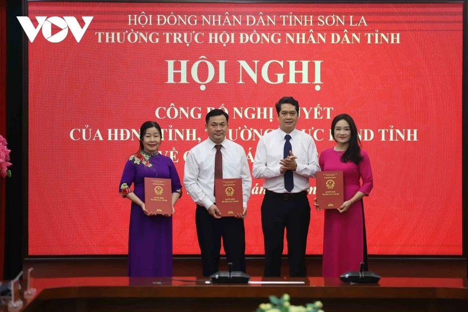 Hội đồng Nhân dân tỉnh Sơn La công bố Nghị quyết về công tác cán bộ Hội đồng Nhân dân tỉnh Sơn La công bố Nghị quyết về công tác cán bộ