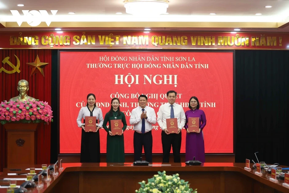 Hội đồng Nhân dân tỉnh Sơn La công bố Nghị quyết về công tác cán bộ Hội đồng Nhân dân tỉnh Sơn La công bố Nghị quyết về công tác cán bộ