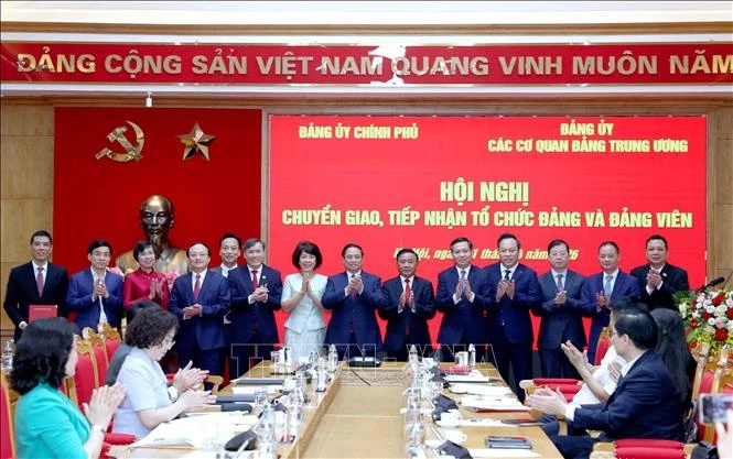Hội nghị chuyển giao, tiếp nhận tổ chức đảng và đảng viên của 5 đảng bộ Hội nghị chuyển giao, tiếp nhận tổ chức đảng và đảng viên của 5 đảng bộ