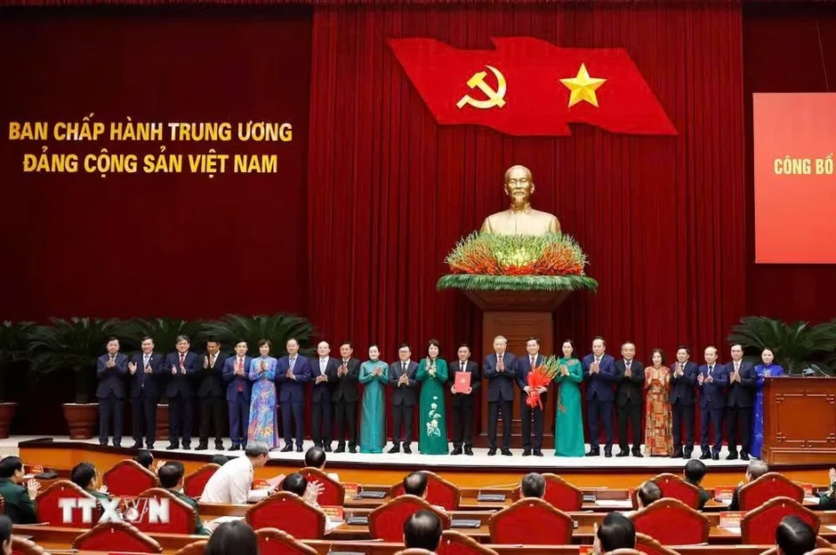 Hội nghị công bố Quyết định của Bộ Chính trị về công tác cán bộ Hội nghị công bố Quyết định của Bộ Chính trị về công tác cán bộ