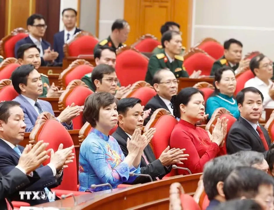 Hội nghị công bố Quyết định của Bộ Chính trị về công tác cán bộ Hội nghị công bố Quyết định của Bộ Chính trị về công tác cán bộ