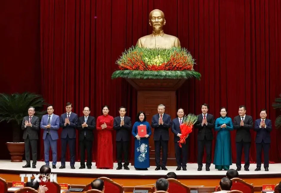 Hội nghị công bố Quyết định của Bộ Chính trị về công tác cán bộ Hội nghị công bố Quyết định của Bộ Chính trị về công tác cán bộ