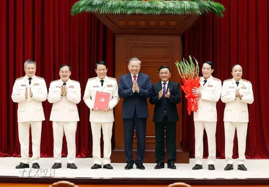 Hội nghị công bố Quyết định của Bộ Chính trị về công tác cán bộ Hội nghị công bố Quyết định của Bộ Chính trị về công tác cán bộ