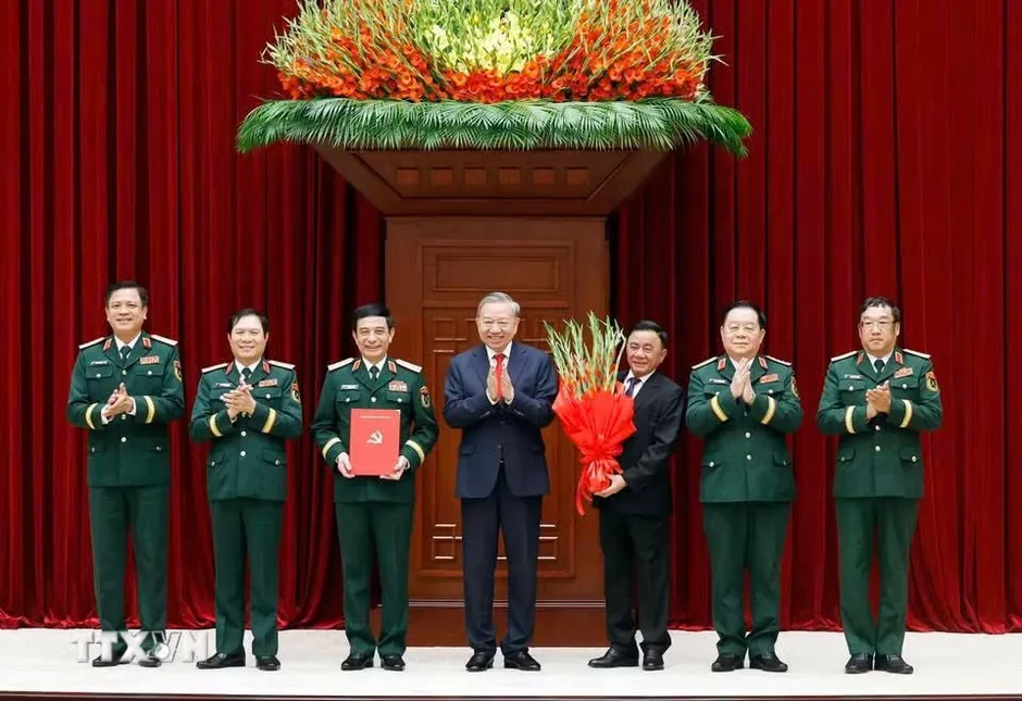 Hội nghị công bố Quyết định của Bộ Chính trị về công tác cán bộ Hội nghị công bố Quyết định của Bộ Chính trị về công tác cán bộ