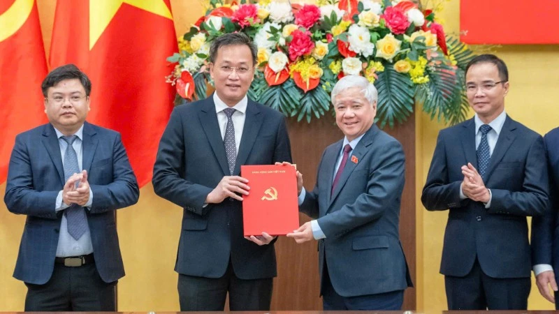 Hội nghị công bố và trao quyết định của Bộ Chính trị về công tác cán bộ Hội nghị công bố và trao quyết định của Bộ Chính trị về công tác cán bộ