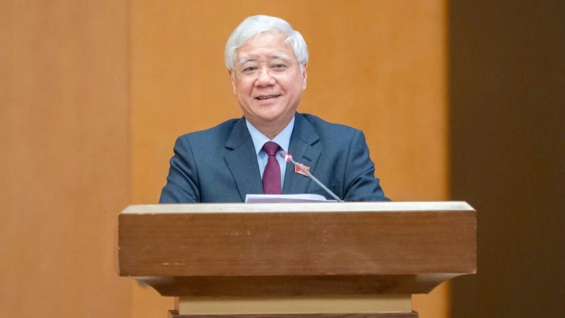 Hội nghị công bố và trao quyết định của Bộ Chính trị về công tác cán bộ Hội nghị công bố và trao quyết định của Bộ Chính trị về công tác cán bộ