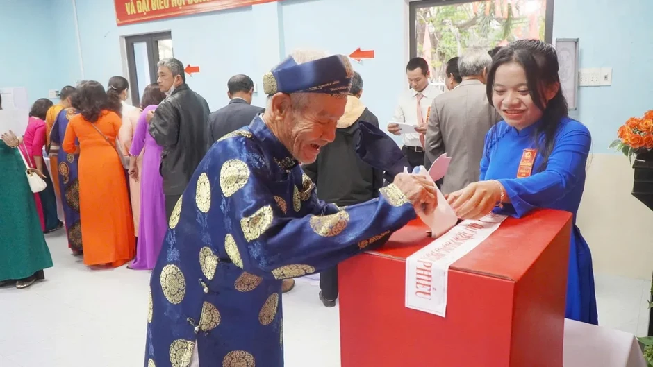 Hơn 1 triệu cử tri thành phố Huế nô nức đi bầu cử Hơn 1 triệu cử tri thành phố Huế nô nức đi bầu cử