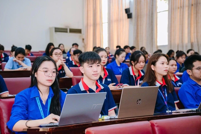 Hơn 1.000 bài thi chính luận về bảo vệ nền tảng tư tưởng của Đảng Hơn 1.000 bài thi chính luận về bảo vệ nền tảng tư tưởng của Đảng