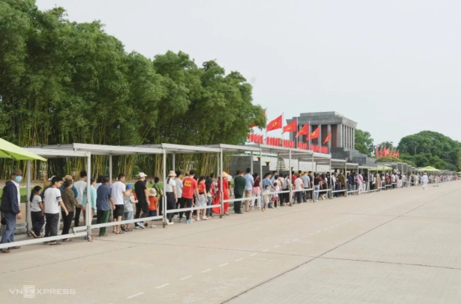 Hơn 20.000 người vào Lăng viếng Chủ tịch Hồ Chí Minh sáng 30/4 Hơn 20.000 người vào Lăng viếng Chủ tịch Hồ Chí Minh sáng 30/4