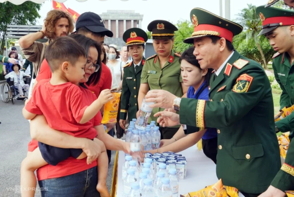 Hơn 20.000 người vào Lăng viếng Chủ tịch Hồ Chí Minh sáng 30/4 Hơn 20.000 người vào Lăng viếng Chủ tịch Hồ Chí Minh sáng 30/4