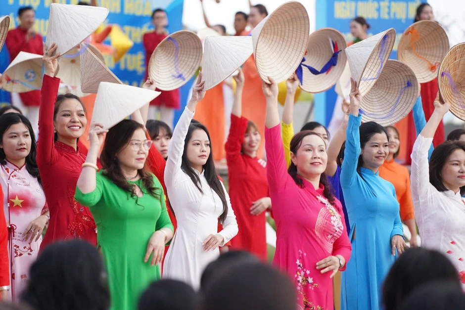 Hơn 3.000 phụ nữ Khánh Hòa diễu hành áo dài trên đường biển Nha Trang Hơn 3.000 phụ nữ Khánh Hòa diễu hành áo dài trên đường biển Nha Trang