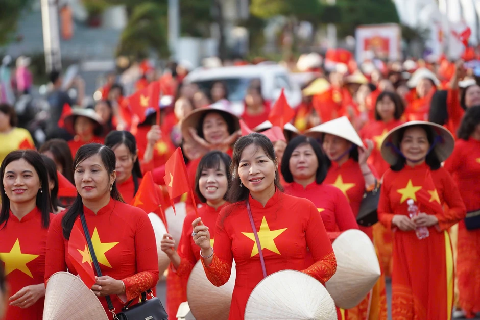 Hơn 3.000 phụ nữ Khánh Hòa diễu hành áo dài trên đường biển Nha Trang Hơn 3.000 phụ nữ Khánh Hòa diễu hành áo dài trên đường biển Nha Trang