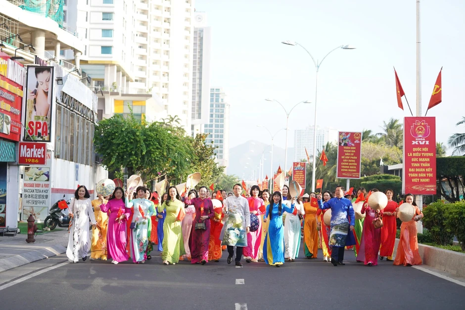 Hơn 3.000 phụ nữ Khánh Hòa diễu hành áo dài trên đường biển Nha Trang Hơn 3.000 phụ nữ Khánh Hòa diễu hành áo dài trên đường biển Nha Trang