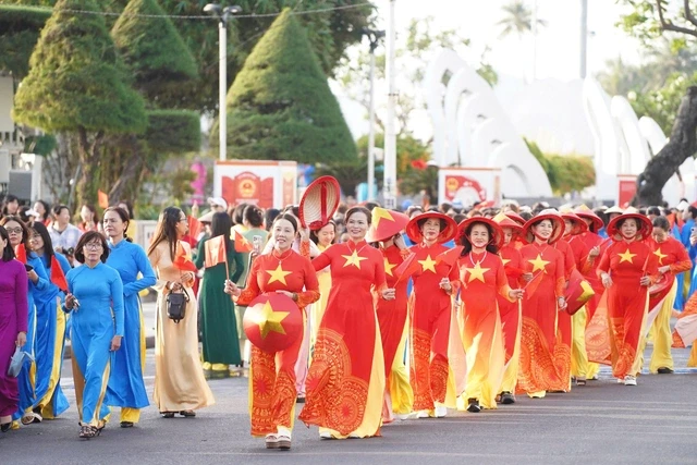 Hơn 3.000 phụ nữ Khánh Hòa diễu hành áo dài trên đường biển Nha Trang Hơn 3.000 phụ nữ Khánh Hòa diễu hành áo dài trên đường biển Nha Trang