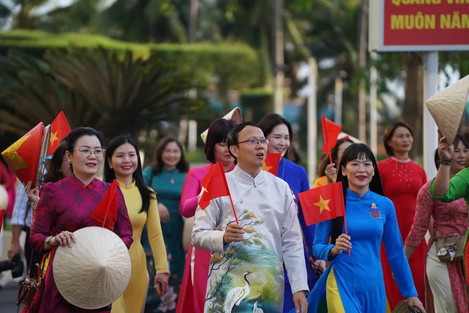 Hơn 3.000 phụ nữ Khánh Hòa diễu hành áo dài trên đường biển Nha Trang Hơn 3.000 phụ nữ Khánh Hòa diễu hành áo dài trên đường biển Nha Trang