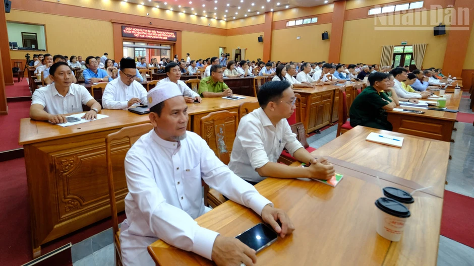 Hơn 4.000 đại biểu được tuyên truyền công tác biên giới trên đất liền Việt Nam-Campuchia