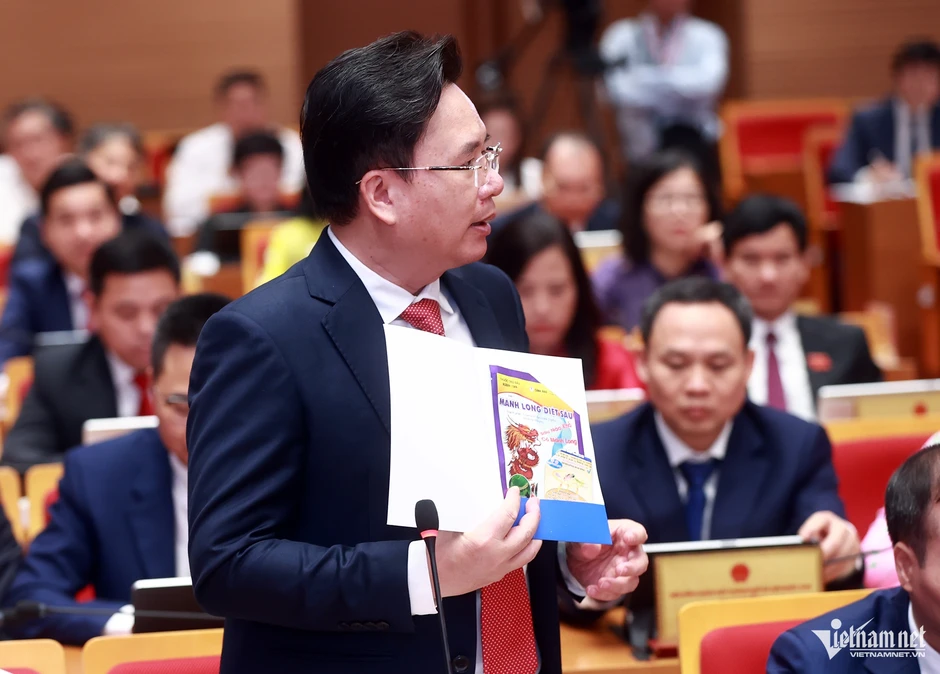 Họp HĐND TP Hà Nội: Đại biểu cầm vỏ thuốc bảo vệ thực vật, hỏi 'bao giờ dân hết lo?' Họp HĐND TP Hà Nội: Đại biểu cầm vỏ thuốc bảo vệ thực vật, hỏi 'bao giờ dân hết lo?'