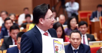 Họp HĐND TP Hà Nội: Đại biểu cầm vỏ thuốc bảo vệ thực vật, hỏi 'bao giờ dân hết lo?'