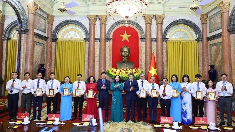 Hun đúc và truyền cảm hứng cho người lao động thực hiện tốt sứ mệnh trong giai đoạn mới Hun đúc và truyền cảm hứng cho người lao động thực hiện tốt sứ mệnh trong giai đoạn mới
