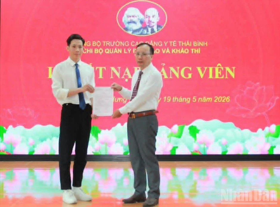 Hưng Yên: Nhiều sinh viên ưu tú được kết nạp Đảng đúng dịp sinh nhật Bác Hưng Yên: Nhiều sinh viên ưu tú được kết nạp Đảng đúng dịp sinh nhật Bác