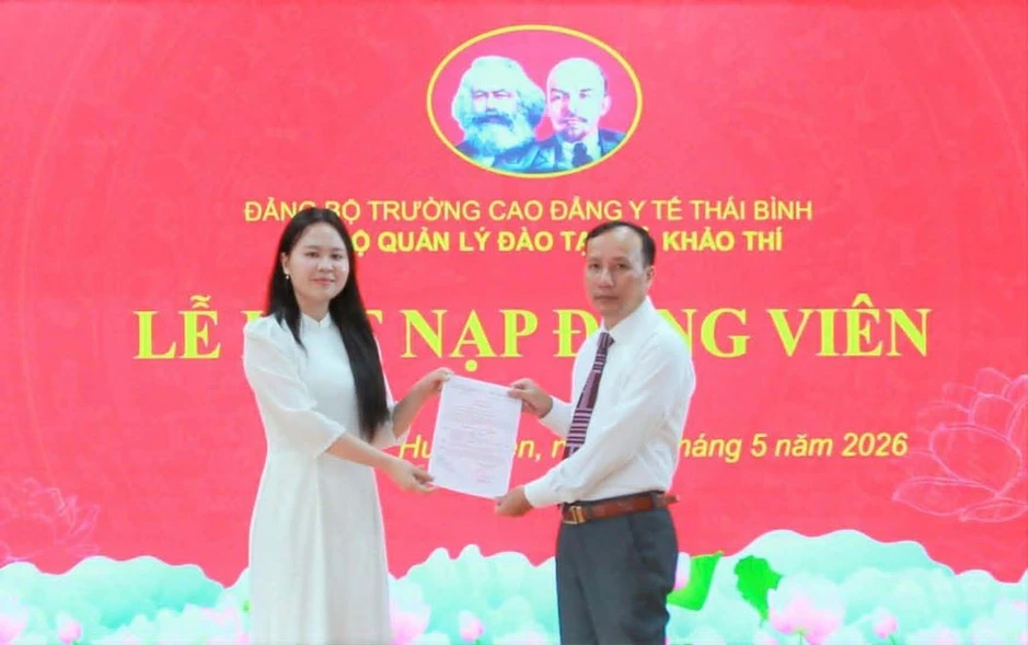 Hưng Yên: Nhiều sinh viên ưu tú được kết nạp Đảng đúng dịp sinh nhật Bác Hưng Yên: Nhiều sinh viên ưu tú được kết nạp Đảng đúng dịp sinh nhật Bác