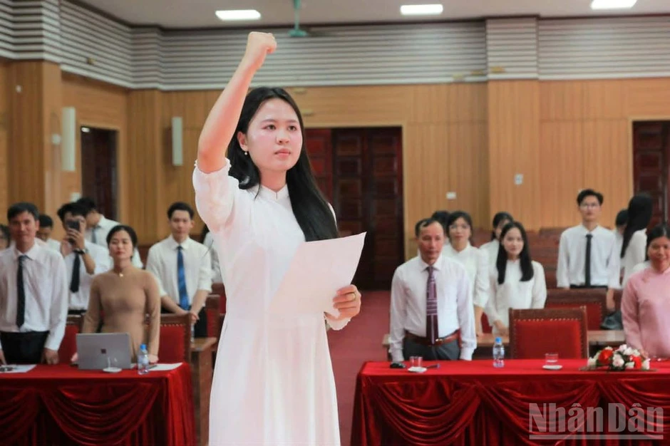 Hưng Yên: Nhiều sinh viên ưu tú được kết nạp Đảng đúng dịp sinh nhật Bác Hưng Yên: Nhiều sinh viên ưu tú được kết nạp Đảng đúng dịp sinh nhật Bác