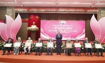 Hướng dẫn mới của Ban Tổ chức Trung ương về xét tặng Huy hiệu Đảng