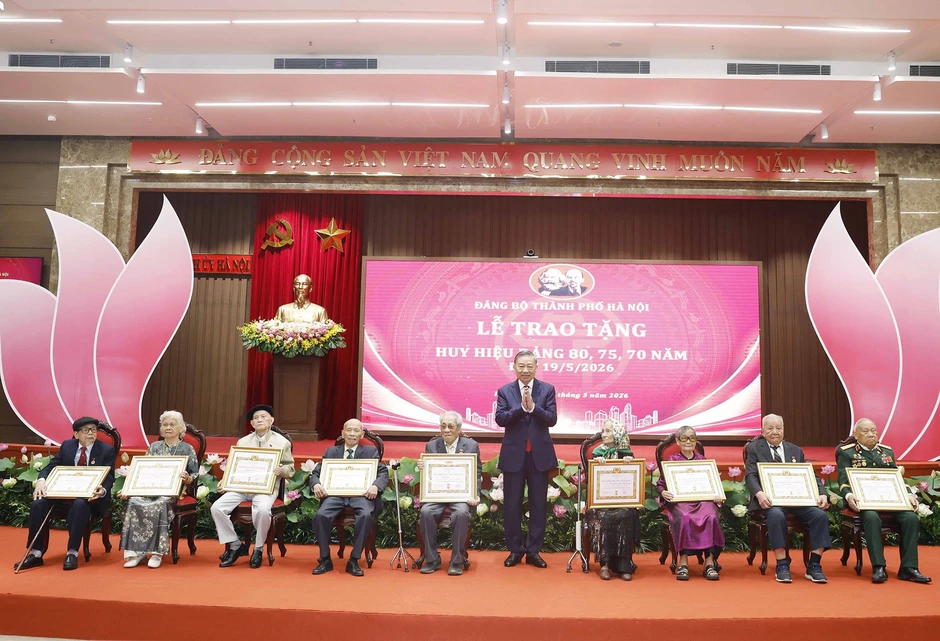 Hướng dẫn mới về quy định tặng Huy hiệu Đảng Hướng dẫn mới về quy định tặng Huy hiệu Đảng