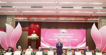 Hướng dẫn mới về quy định tặng Huy hiệu Đảng