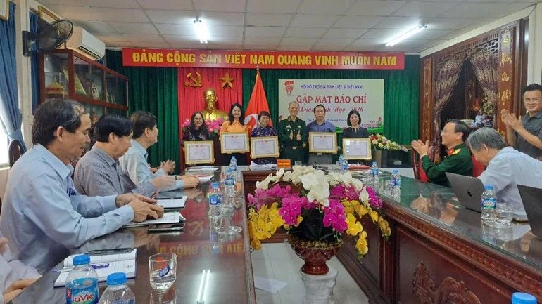 Huy động gần 25 tỷ đồng cho các hoạt động tri ân, nỗ lực “trả lại tên” các Anh hùng liệt sĩ Huy động gần 25 tỷ đồng cho các hoạt động tri ân, nỗ lực “trả lại tên” các Anh hùng liệt sĩ