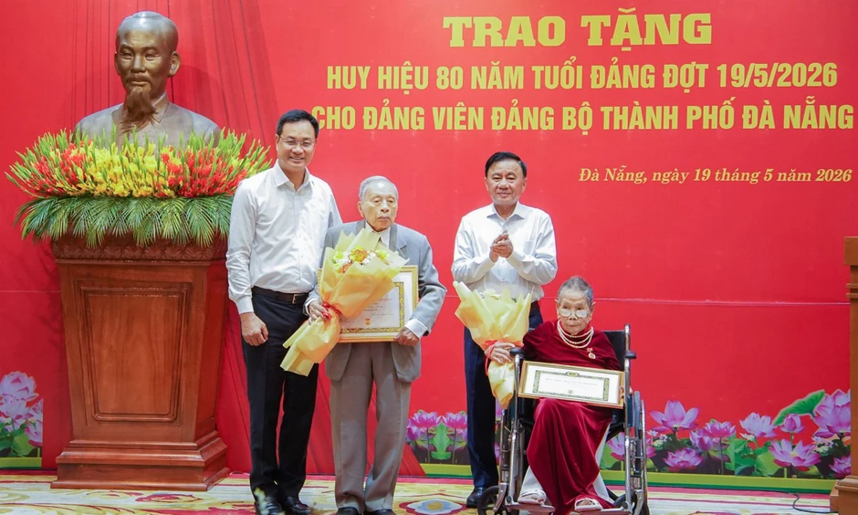 Kết luận mới của Bộ Chính trị về trao tặng Huy hiệu 80 năm tuổi Đảng trở lên Kết luận mới của Bộ Chính trị về trao tặng Huy hiệu 80 năm tuổi Đảng trở lên